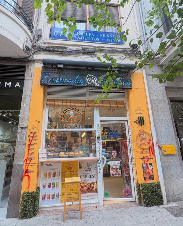 GianiFerreyra_'s tweet photo. 🚨‼️ESCÁNDALO

🇦🇷🇪🇸 Españoles VANDALIZAN el local de empanadas Argentino “Empanadas de la Yaya” en Valencia luego de además acosar salvajemente a los empleados

HAY QUE VOTAR AL PSOE Y LLENARLES EL PAÍS DE AFRICANOS https://t.co/ibAXcnTP7Z