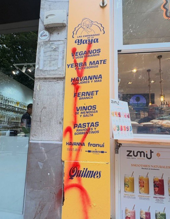 GianiFerreyra_'s tweet photo. 🚨‼️ESCÁNDALO

🇦🇷🇪🇸 Españoles VANDALIZAN el local de empanadas Argentino “Empanadas de la Yaya” en Valencia luego de además acosar salvajemente a los empleados

HAY QUE VOTAR AL PSOE Y LLENARLES EL PAÍS DE AFRICANOS https://t.co/ibAXcnTP7Z
