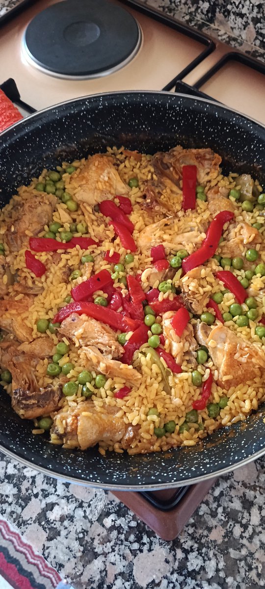titipaya's tweet photo. Hoy día de familia, un arroz con pollo y verduras hecho en perol 🤗 que tengáis un lindo #Domigo 🫂🌈☀️💌🌹
#MisFotos 📸 😆🍲 a comer. https://t.co/2LAY1Dtcuf