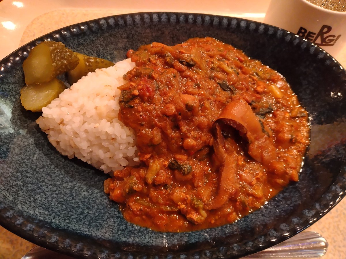 kouralunch's tweet photo. 新宿。BERG。
南国スパイシー鶏と野菜と豆のカレー。 https://t.co/JNZWofkBoR