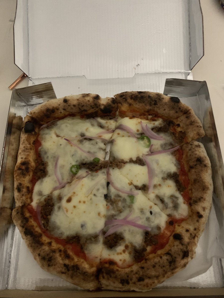 badmanin_pub's tweet photo. 吃到剩俩了才想起来喝可乐……… 
#pizza https://t.co/6rOmUejD3E