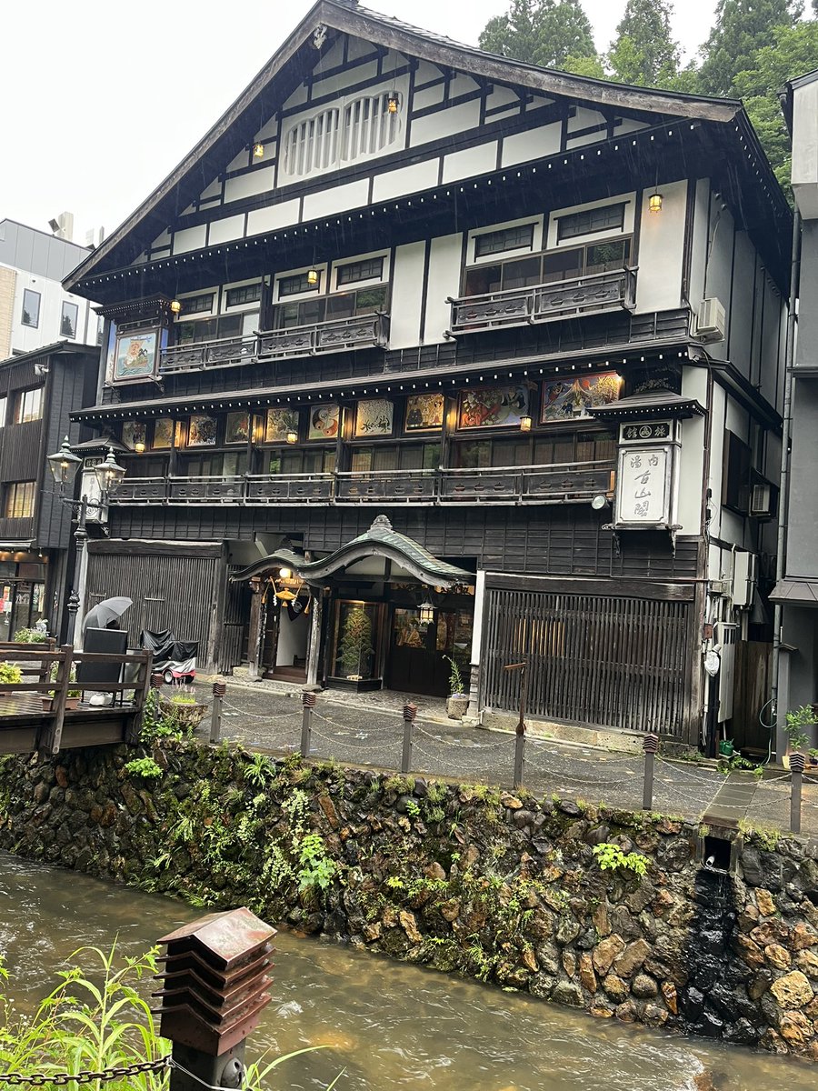 garla0820's tweet photo. 本日28年目の結婚記念日💍
家族で銀山温泉に行って来ました🥰
鏝絵（こてえ）が有名な大正浪漫溢れる古山閣に宿泊し、大雨ながらも色々楽しんで帰って来ました💜
家族みんなでわちゃわちゃする時間が大好きなので、素敵な思い出になりました☺️💕
昨日の滝と今日の滝の違いで、どれだけ大雨だったか笑😅 https://t.co/idZWlFZdP1