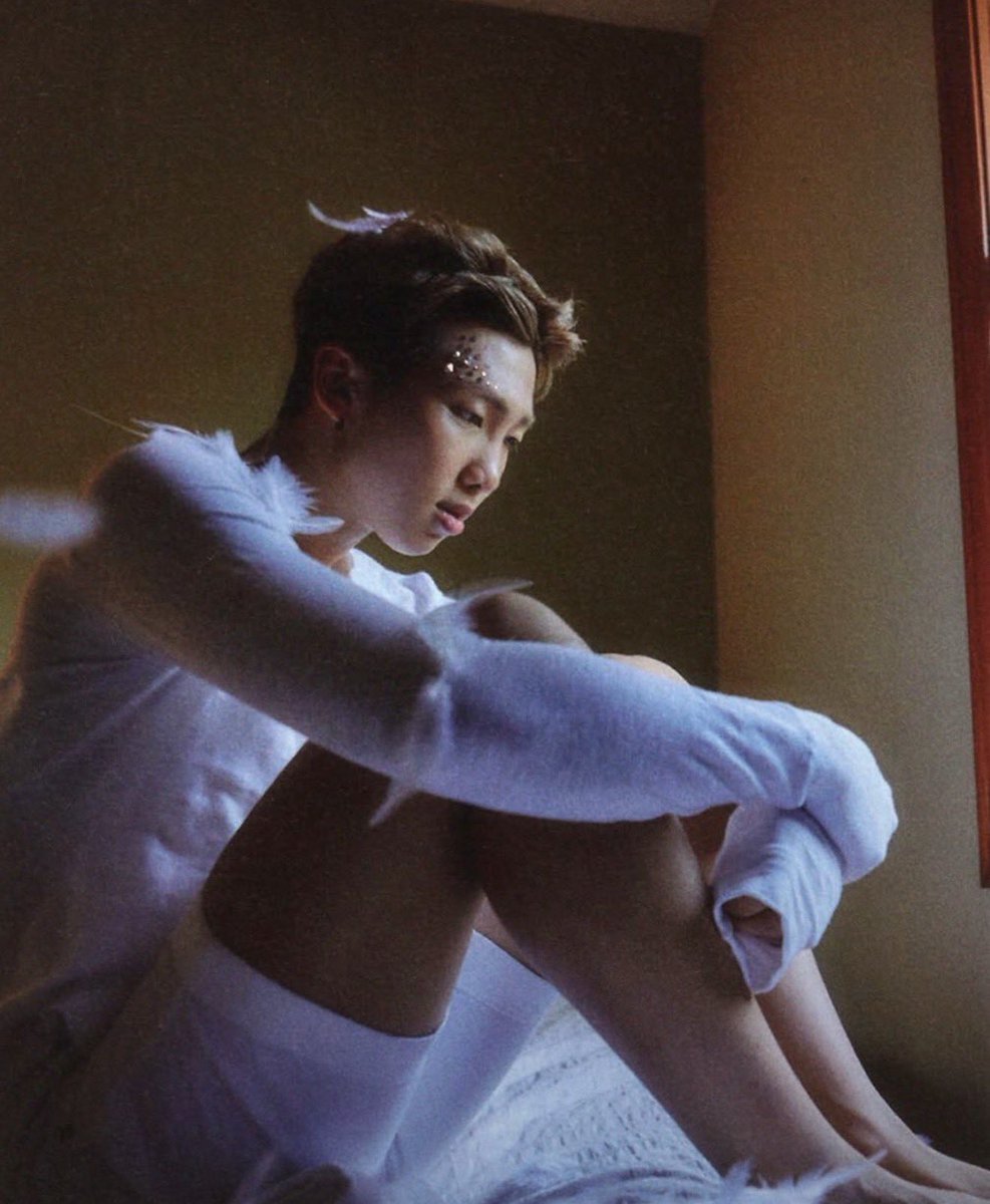 joonsheavn's tweet photo. “pretty white swan joon is downstairs” https://t.co/Gh2FAbb3pQ