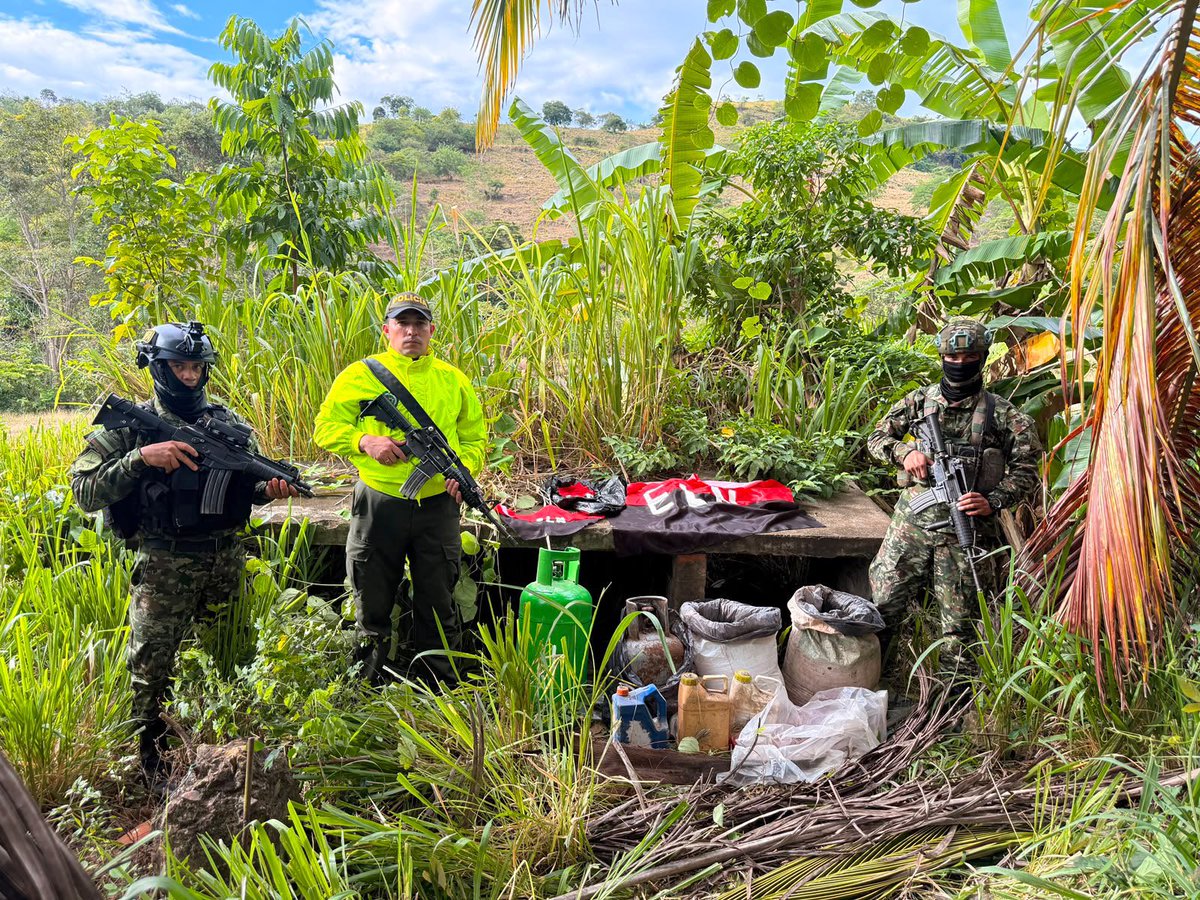 Ejercito_Div2's tweet photo. #ContundenciaOperacional || En el marco del Plan de Campaña Ayacucho Plus, soldados de @GaulaMilitares en coordinación con @PoliciaColombia desmantelaron un depósito ilegal de explosivos del GAO ELN en zona rural del municipio de Santiago, #NorteDeSantander.

Dentro del material incautado y destruido fueron hallados:

❇️2 cilindros cargados con explosivo ANFO (10 y 20 kg)
❇️100 kg de ANFO en bultos
❇️3 dispositivos explosivos con sistema de iniciación eléctrico.
❇️Simbología alusiva al ELN

Con la destrucción controlada de este material, se neutralizaron posibles acciones terroristas contra la comunidad y los integrantes de la Fuerza Pública. 

Invitamos a la comunidad a suministrar información a través de   la #Línea107 contra el terrorismo o la #Línea147 contra el  secuestro y la extorsión de los Gaulas Militares 

¡Tu aporte protege al departamento!