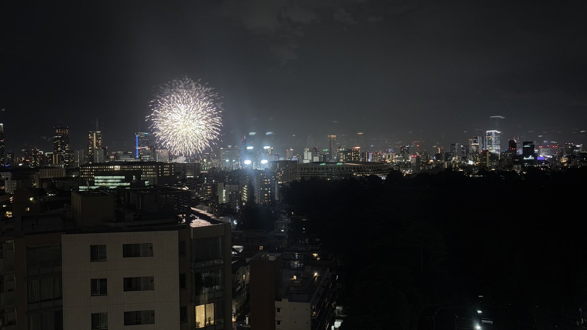ensemble_memory's tweet photo. 本日の練習風景(の写真を撮り忘れたので練習中に見えた花火を添えて)
本日は賛助の皆様にもご参加いただき、多人数での練習となりました♪
今回の演奏会では、団員だけでなくOBや他団体の方々にご協力いただくステージも予定しております！
多人数ならではの迫力ある演奏をぜひお楽しみに✨ https://t.co/jzphtmqAKA