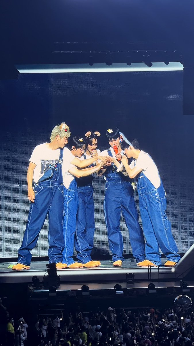 chestnutyeol's tweet photo. Terimakasih banyak EXO sudah bekerja keras di konser kali.
Di tunggu encore nya ,bakal kanget bgt  moment jail  ber5 di atas stage😭😭😭😭😭
#EXhOrizoninSG
#EXhOrizon_in_Singapore https://t.co/5JbCKNsMGx