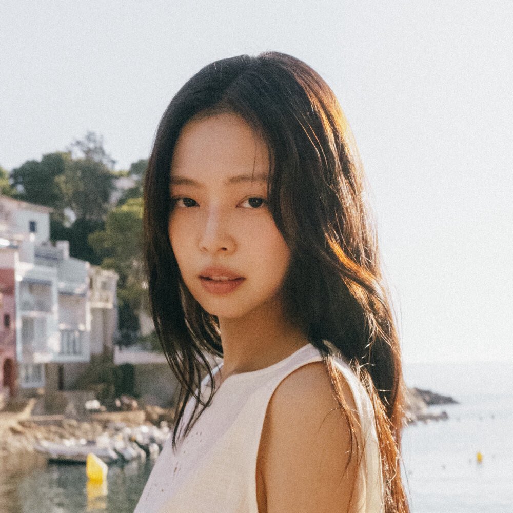 JennieDCGallery's tweet photo. 260726 제니의 “Less than a Lover”는 한국 유튜브에서 인기 급상승 동영상과 인기 급상승 음악 부문 모두 3일 연속 1위를 차지했으며, 일간 인기 뮤직비디오 차트에서도 1위를 기록했습니다. 또한 인스타그램에서도 인기 상승 오디오 1위에 올랐습니다. https://t.co/0BD3al1Q3p