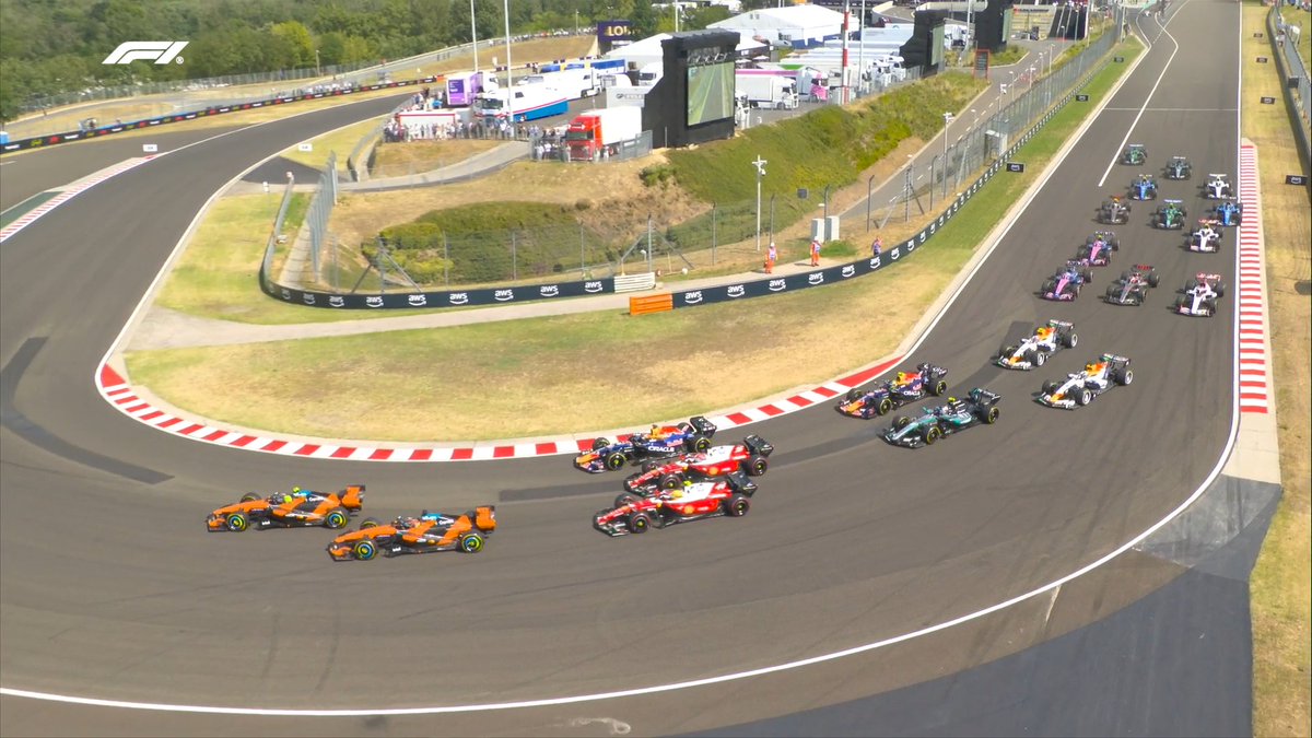 F1's tweet photo. ⚫️⚫️⚫️⚫️⚫️

LIGHTS OUT IN HUNGARY!!!

Norris and Piastri are first to Turn 1 as Verstappen moves up to P3!! 

#F1 #HungarianGP https://t.co/42jZrZvBcb