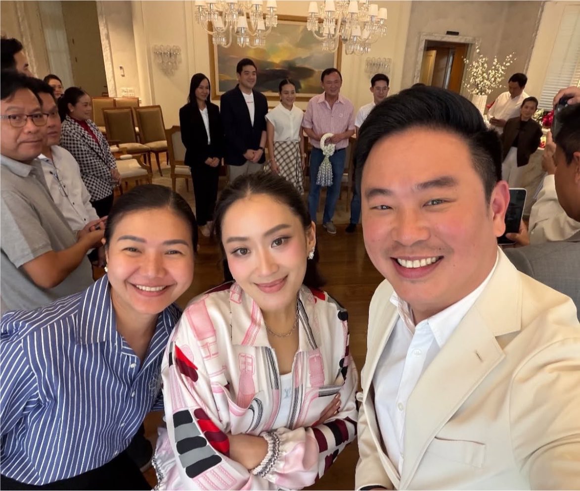 ployiseau's tweet photo. พี่ท็อป เชียงใหม่ พี่น้ำ ร้อยเอ็ด with มาดามแพ และ ข้างหลังคือพ่อใหญ่ทักษิณ 🙏🏻 https://t.co/gR5qbuqj9j