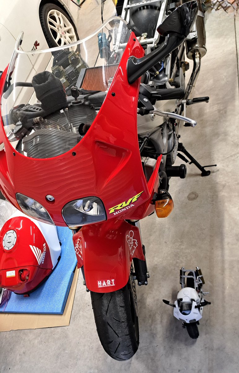 OTUKAI_chaly's tweet photo. RVF400 親子で整備中

実車はキャブアイドルが調子悪く、パッキン関係まだパーツ出たのでオーバーホールで洗浄。

子はフレーム、プロアームリンク比の設計変更中。

#RVF
#オーバーホール
#コミカル
#ハングオンレーサー
#honda https://t.co/vAsdnpFsKI
