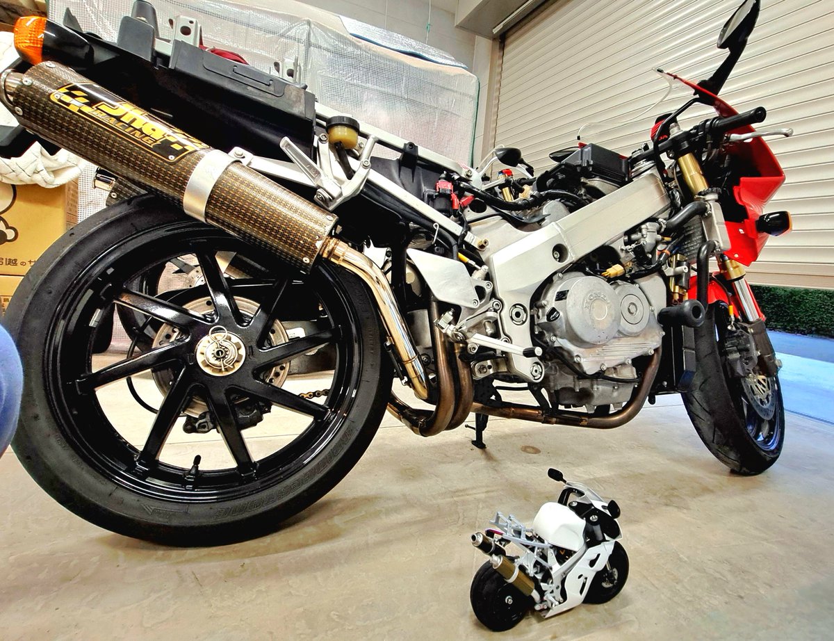 OTUKAI_chaly's tweet photo. RVF400 親子で整備中

実車はキャブアイドルが調子悪く、パッキン関係まだパーツ出たのでオーバーホールで洗浄。

子はフレーム、プロアームリンク比の設計変更中。

#RVF
#オーバーホール
#コミカル
#ハングオンレーサー
#honda https://t.co/vAsdnpFsKI