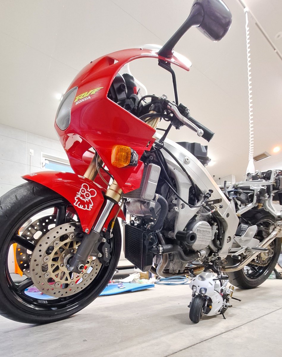 OTUKAI_chaly's tweet photo. RVF400 親子で整備中

実車はキャブアイドルが調子悪く、パッキン関係まだパーツ出たのでオーバーホールで洗浄。

子はフレーム、プロアームリンク比の設計変更中。

#RVF
#オーバーホール
#コミカル
#ハングオンレーサー
#honda https://t.co/vAsdnpFsKI