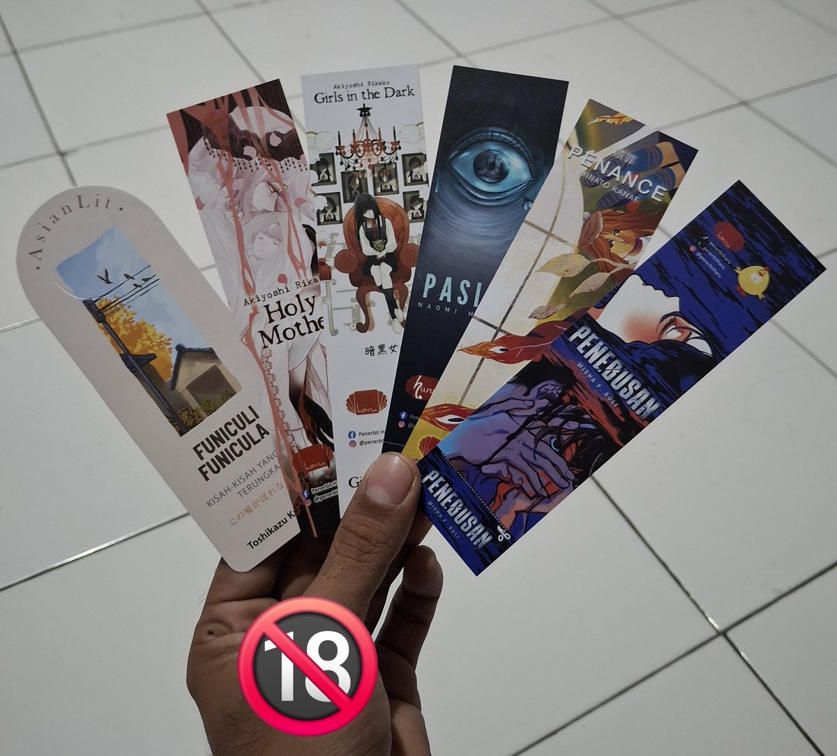 bASRIKhan5's tweet photo. Bulan ini saya beli 6 novel dan tentu saja saya baca semua 🥰
Saya benar2 kaya ..
Kaya monyet ..
Buku mahal anjim😭😭 https://t.co/M35WMD1zoz
