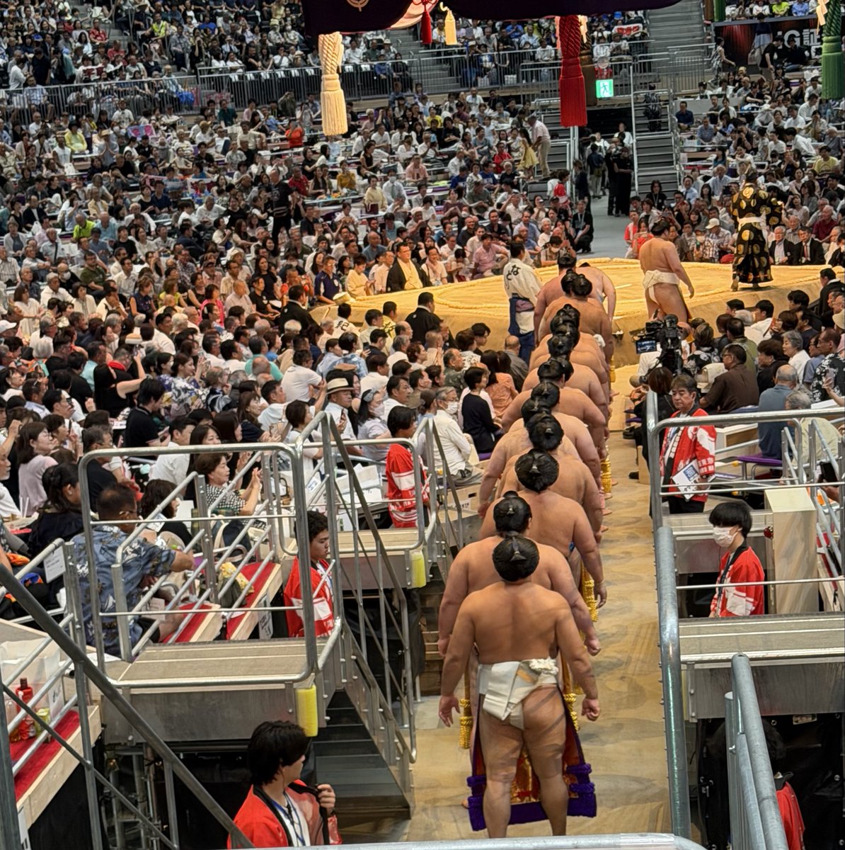 sao_sao53's tweet photo. 今日は館内で涼みながら
大相撲観戦🔥

巴戦となった優勝決定戦まで
推しの霧島関に熱い声援を送りました✊

９月場所も応援します😊✊

猛暑続きの毎日ですが
みなさんも体調管理には気をつけて
夏のイベントや推し活を楽しんでくださいね🤗

#PR
#R1
#アンバサダー
#大相撲観戦 https://t.co/C6HuTOBfRv