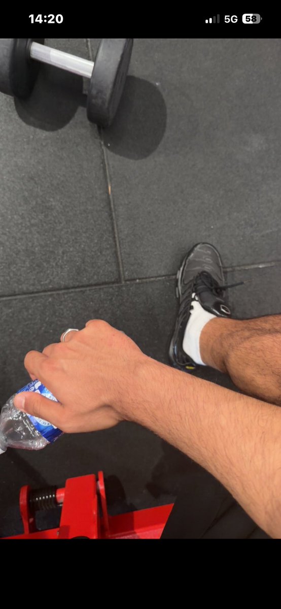 martinbenz7's tweet photo. @bvlmain_ @Bramsso17_ Sacré avant bras en tout cas … ton corps tout squelettique https://t.co/gLtu5dLK7C