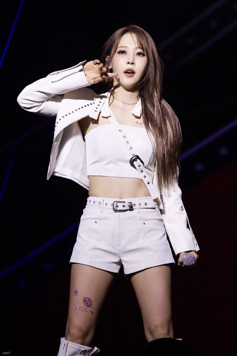 firmstarchaser's tweet photo. 260718 마마무 마카오 콘서트 4WARD

#마마무 #MAMAMOO #문별 #MOONBYUL https://t.co/Y9PEQXBNji