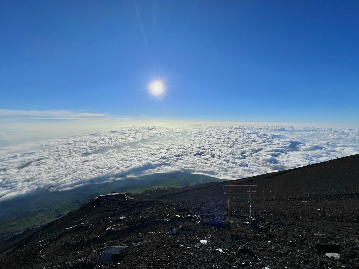 AyAbHA's tweet photo. 初の���士山登山で一面雲海からのご来光に、雨上がりの二重虹、雷、夜景と星空まで体験できて有難い限り。ほんと天気に恵まれた。 https://t.co/FyOC22LY07