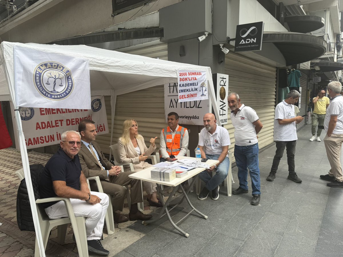 AlperenCarus's tweet photo. EMADDER tarafından düzenlenen imza kampanyası etkinliğine katıldık. Emeklilik sistemini yamalı bohçaya çeviren,emekli olanı açlık sınırının altında maaşlarla sadakaya muhtaç eden iktidara karşı mücadelesinde Zafer Partisi olarak çalışan ve emeklilerimizin yanındayız. https://t.co/E3YEmIOaLK