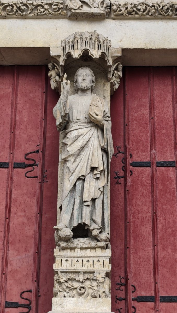 BenjaminRandow's tweet photo. Cathédrale Notre-Dame d'Amiens, son Beau Dieu, son Jugement Dernier, ses Apôtres.
Victor Hugo visite la cathédrale en août 1835, "une merveille", regrettant toutefois d'y avoir rencontré "cet imbécile de Joseph Bard comme on trouverait une puce sur Vénus."

[Joseph Bard (1803-1861), inspecteur des monuments historiques, est considéré comme un conservateur, hostile notamment au progrès industriel et en particulier au chemin de fer. Charles Aubertin dit de lui : « M. Joseph Bard est le type de l’esprit de conservation et il a pour les innovations une véritable horreur, à moins qu’elles ne soient un progrès bien certain et bien évidemment riche en résultats utiles. Il est, par excellence, l’homme de la tradition, de l’habitude, de la règle et du devoir. »]