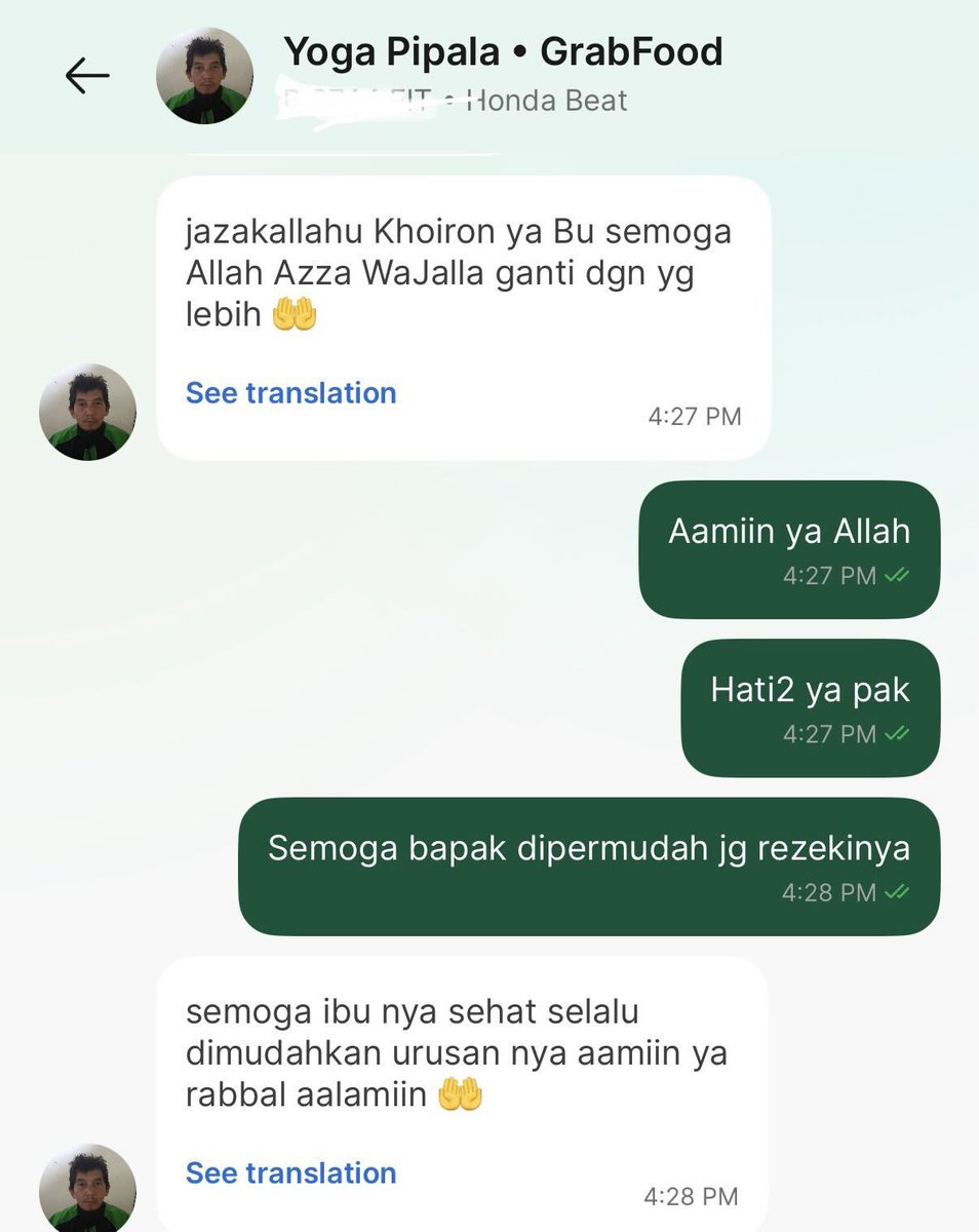 SobatMisqueen99's tweet photo. Sore-sore dibikin nangis sama bapak driver. Pesen grabfood dgn pengiriman prioritas, estimasi pesanan sampai 20 menit. Liat maps udah 40 menit bapaknya dalam perjalanan tapi posisi di maps gak gerak, mungkin paket datanya dimatiin. Udah keburu bete dong. Pas bapaknya sampe, liat cara bapaknya bawa motor dan turun pelan2 bawa pesanan sambil senyum blg “maaf lama ya”, yg tadinya bete langsung ciut hati ini 😢 netes air mata. Ternyata bapaknya udah lansia dan kesulitan berjalan. Maafin ya pak 😭😭😭

cc : ariestadianty