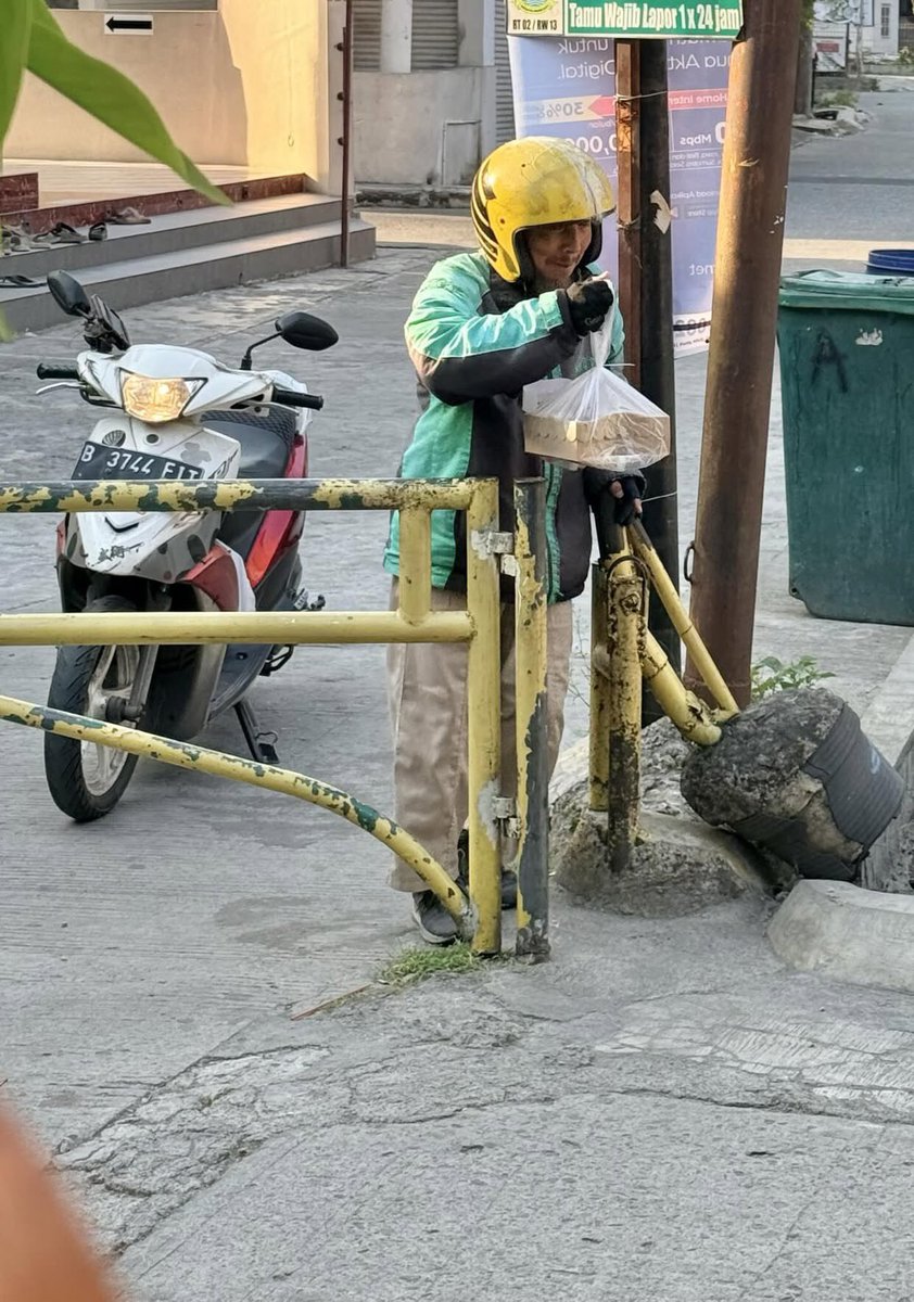 SobatMisqueen99's tweet photo. Sore-sore dibikin nangis sama bapak driver. Pesen grabfood dgn pengiriman prioritas, estimasi pesanan sampai 20 menit. Liat maps udah 40 menit bapaknya dalam perjalanan tapi posisi di maps gak gerak, mungkin paket datanya dimatiin. Udah keburu bete dong. Pas bapaknya sampe, liat cara bapaknya bawa motor dan turun pelan2 bawa pesanan sambil senyum blg “maaf lama ya”, yg tadinya bete langsung ciut hati ini 😢 netes air mata. Ternyata bapaknya udah lansia dan kesulitan berjalan. Maafin ya pak 😭😭😭

cc : ariestadianty
