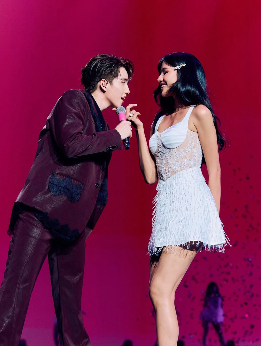 phupeem789's tweet photo. วงการนางงามงงแล้ว สุดหล่อเจ้าชู้คนนี้เป็นใคร ควงตัวท็อปสาวสวยระดับโลกไม่ซ้ำกันสักวัน

#PHUTATCHAI #BUS_LIGHTASONE_D3 https://t.co/WyAQIRFBTh