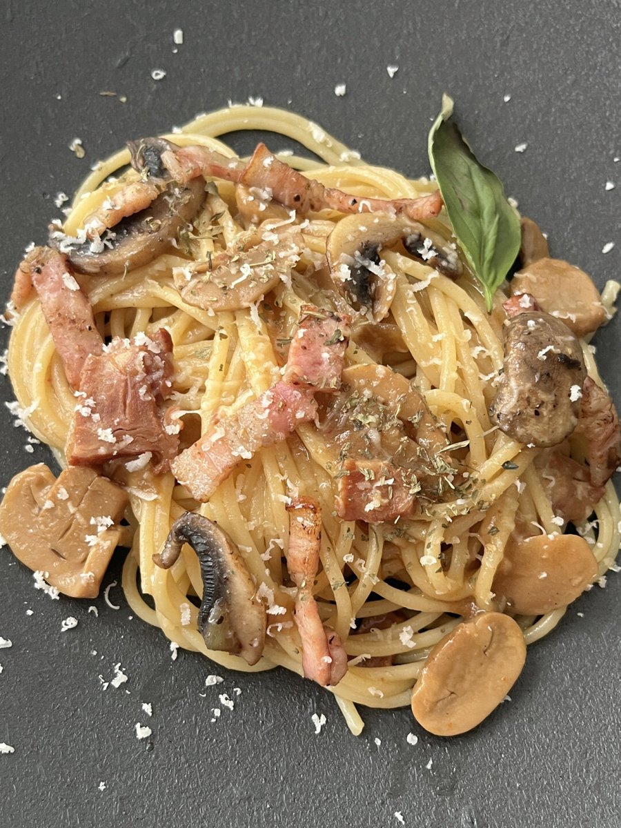 densaurius's tweet photo. Just whipped up a creamy garlic butter mushroom pasta in 15 mins! Fresh herbs from my windowsill make all the difference—cozy, quick, and so satisfying https://t.co/gMR2lzn5FR