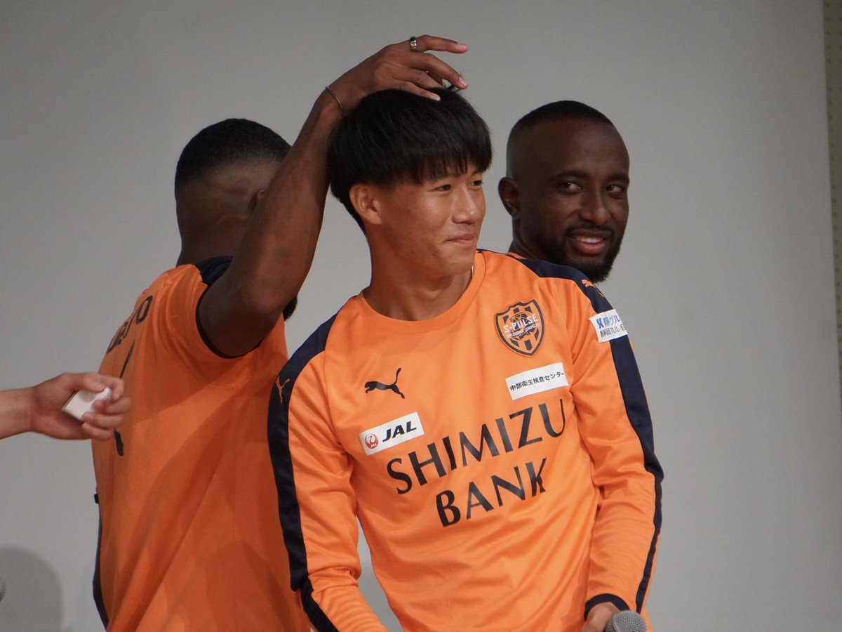 nya___19s2's tweet photo. 2026.07.26　#spulse #SPULSEPARTY
吉田孝行王で大喜びな土居くん🧡✨️
海外勢に頭撫でられてる土居くんもかわいい🎀 https://t.co/TT0B0lttoK