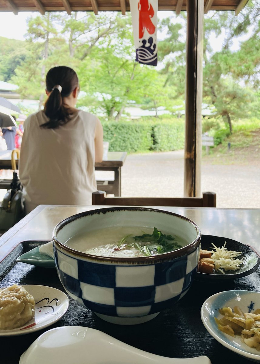 orpps_jp's tweet photo. リハビリも兼ねて地元旅
三溪園の早朝観蓮会に行ってきました

開門の7時過ぎで既に行列😵‍💫
遅咲きらしくまだ少ないものの、朝咲いたばかりの蓮の花は幻想的でとても綺麗

朝ごはんはこの期間限定の中華がゆを
優しい味わいが染み渡る☺️ https://t.co/es2WUe1JGj