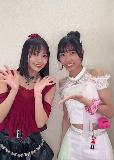 angel_raindrop's tweet photo. 【再掲】「タコ仲間さんの茉乃ちゃんと！ 
#BEYOOOOONDS #大坪茉乃
#juicejuice #工藤由愛 #fiestafiesta
♬ Fiesta! Fiesta! - Juice=Juice」
（Juice=Juice 公式TikTok）
https://t.co/CFXioDyo39
全体的に「タコカラー」の二人
シュシュに取り付けたタコのアクセサリーが可愛らしい https://t.co/pZxIKB5jnT
