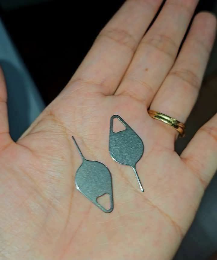 Sara_25e's tweet photo. I saw these two in my coworker's desk. She said she's not going to tell me what they are and it's for me to figure out. Well, I think they're keys to a vault or something. https://t.co/dbhPRK96Zy
