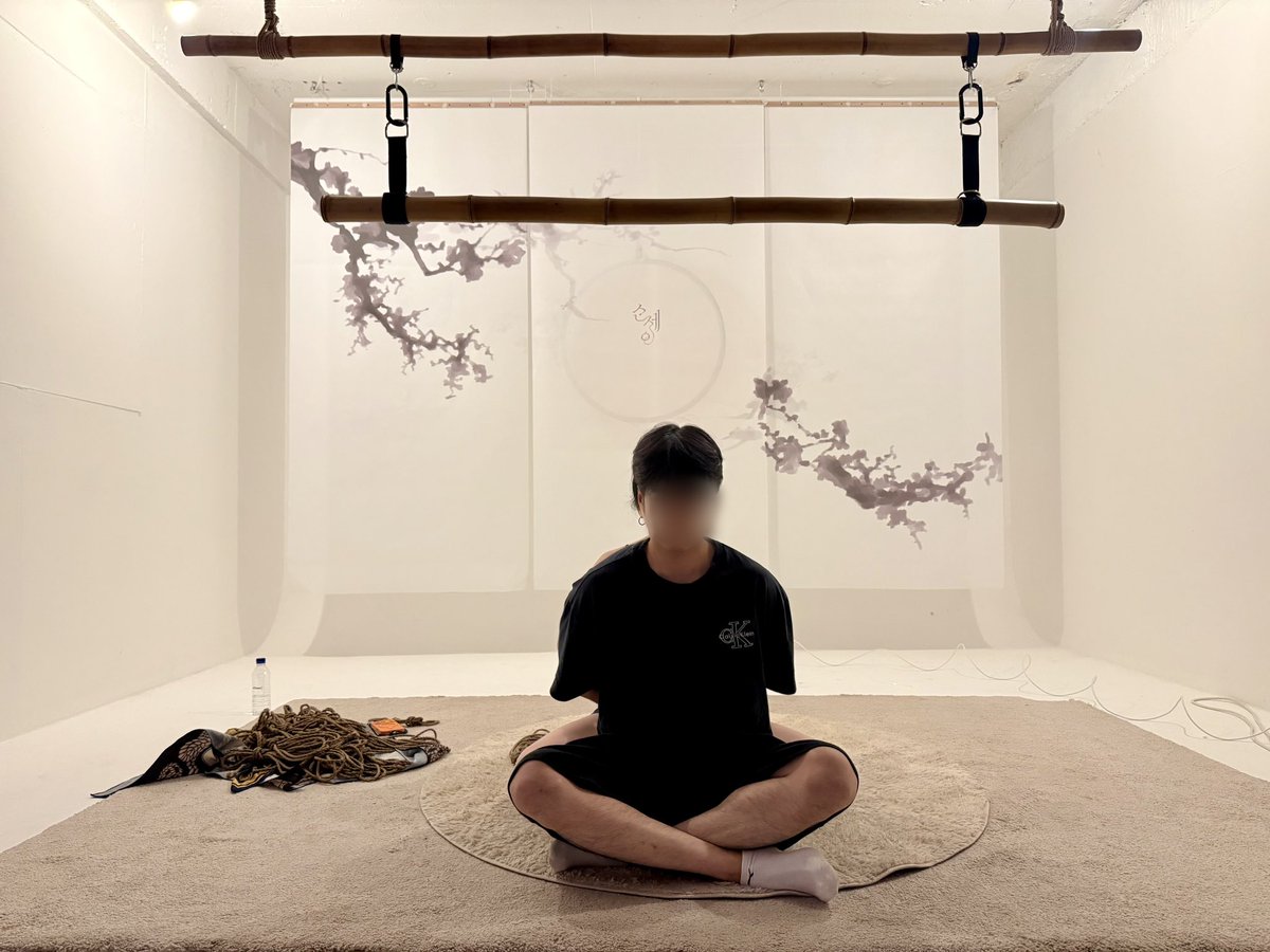 lucetesom's tweet photo. Day#7 Being tied to empathize https://t.co/jkkvtET3gI