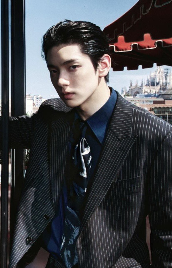 queenchoisoojun's tweet photo. Him in my high school au vs him in my mafia au https://t.co/lKmHmrTZrT