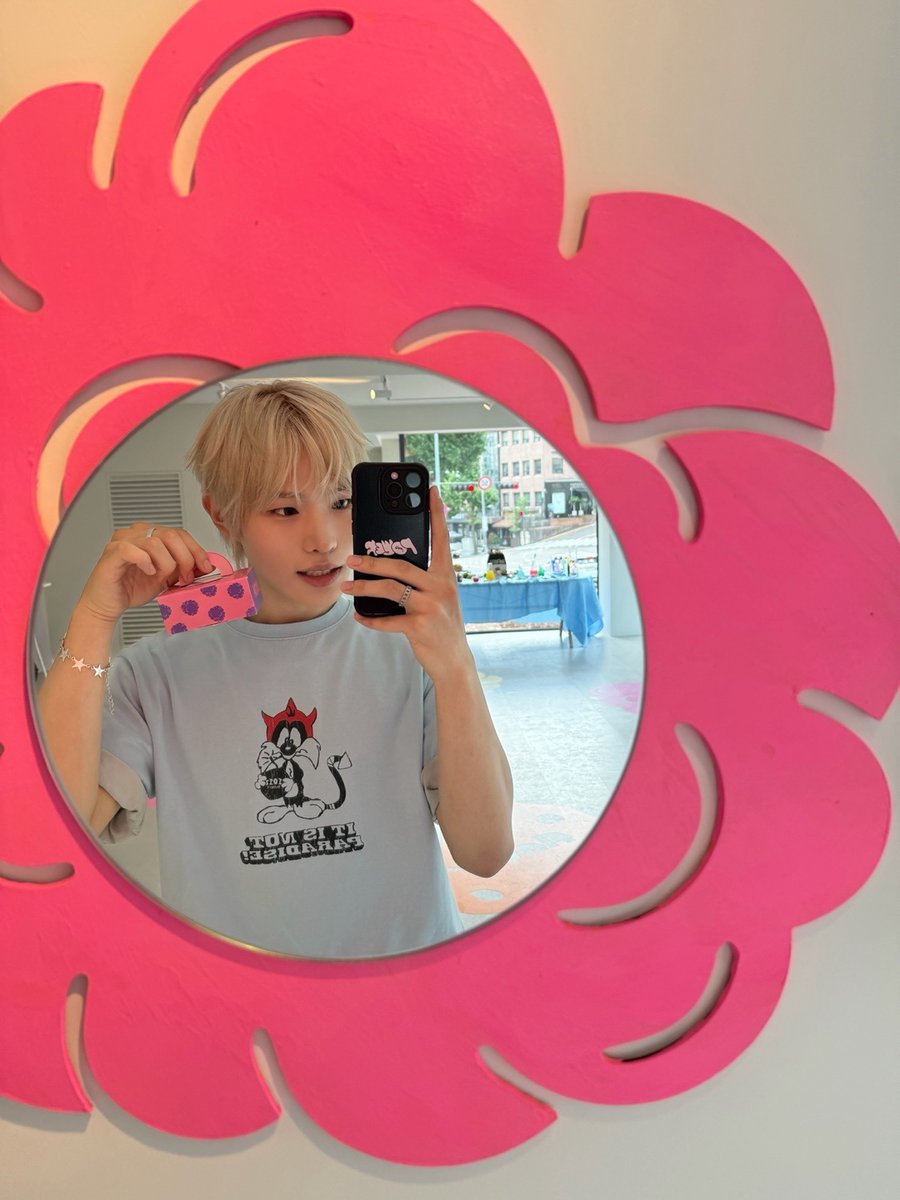 POW_grid's tweet photo. [#JUNGBIN] 
내 선물 받아줘어어ㅓㅓ!! 💜
#POW #파우 #정빈 #Flavor #플레이버 https://t.co/Bhr5wwbYRW