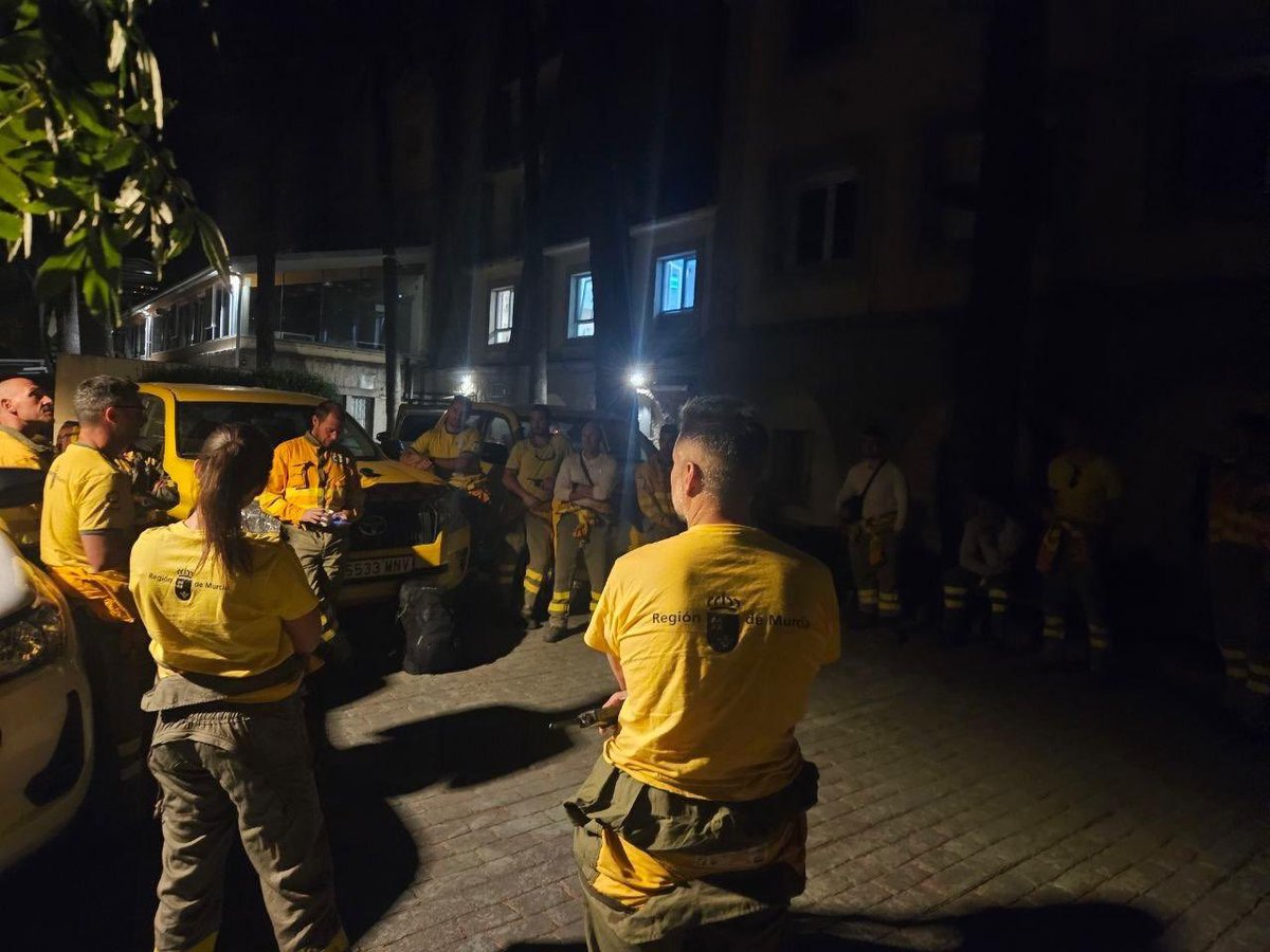 LopezMirasF's tweet photo. Continúa el trabajo de los efectivos del Plan #Infomur desplazados a la zona de Navaluenga para colaborar en las labores de extinción de los incendios en Madrid y Ávila. 

Nuestro reconocimiento y agradecimiento a todos los profesionales que están luchando contra el fuego.

Desde #RegiónDeMurcia seguiremos prestando toda la ayuda que sea necesaria.