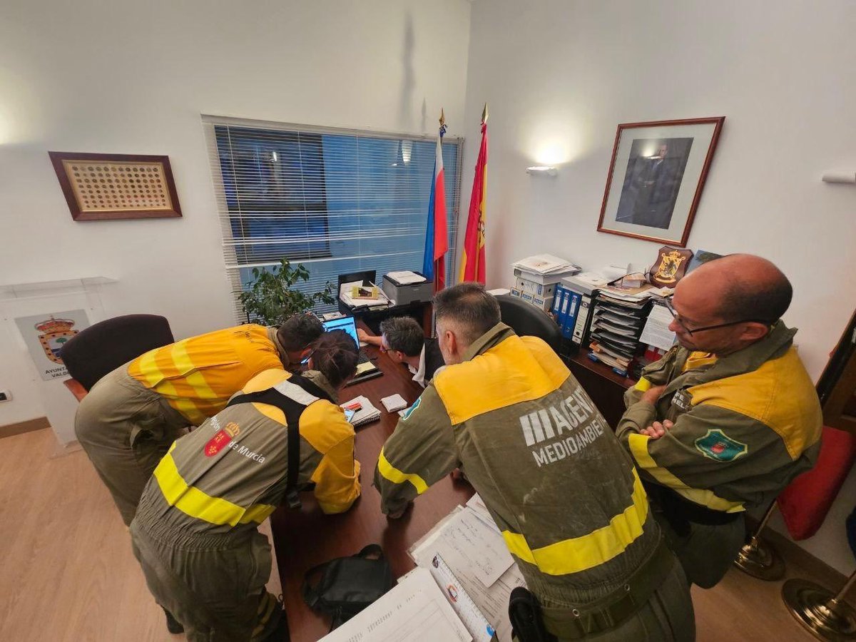 LopezMirasF's tweet photo. Continúa el trabajo de los efectivos del Plan #Infomur desplazados a la zona de Navaluenga para colaborar en las labores de extinción de los incendios en Madrid y Ávila. 

Nuestro reconocimiento y agradecimiento a todos los profesionales que están luchando contra el fuego.

Desde #RegiónDeMurcia seguiremos prestando toda la ayuda que sea necesaria.