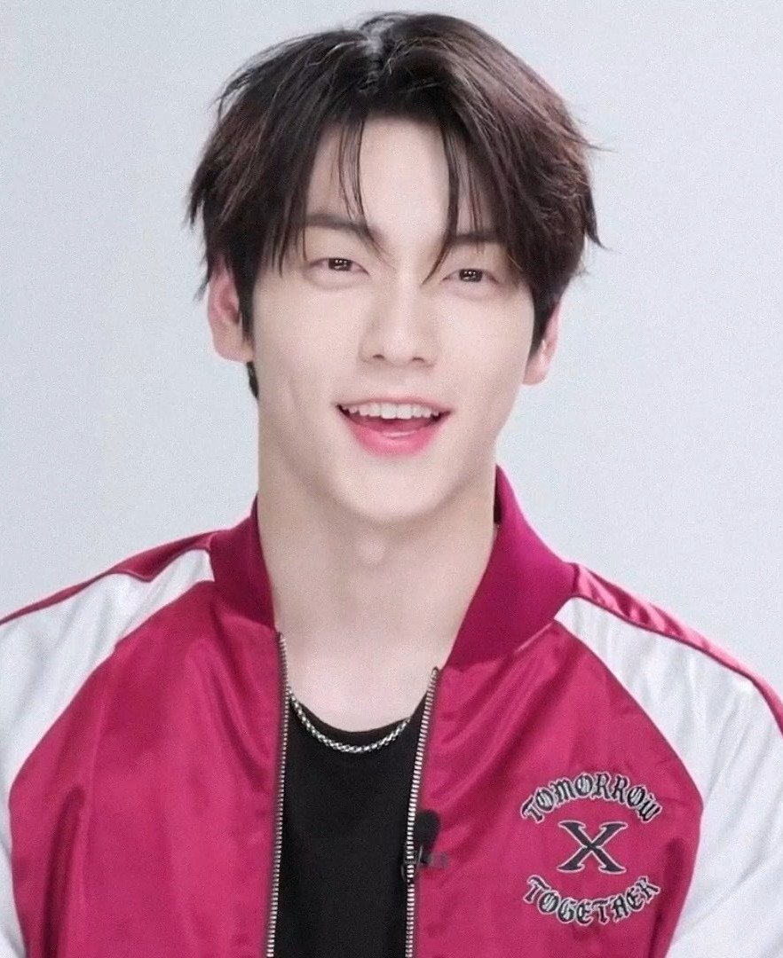 queenchoisoojun's tweet photo. Him in my high school au vs him in my mafia au https://t.co/lKmHmrTZrT