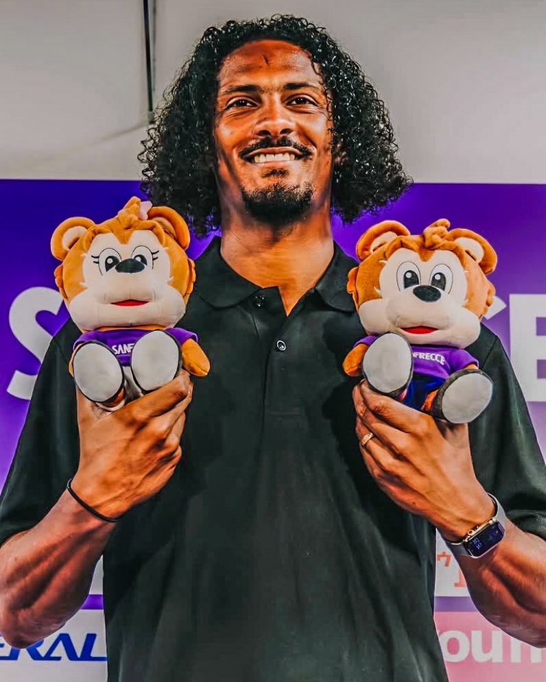 eurofootcom's tweet photo. 💜🤍 Sebastien Haller (32) was officially presented as a new player of Japanese team Sanfrecce Hiroshima! 🇨🇮🇯🇵 https://t.co/wepqg5pYLg