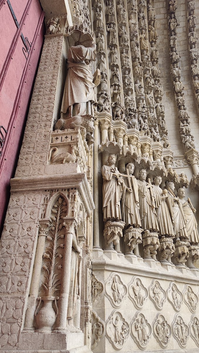 BenjaminRandow's tweet photo. Cathédrale Notre-Dame d'Amiens, son Beau Dieu, son Jugement Dernier, ses Apôtres.
Victor Hugo visite la cathédrale en août 1835, "une merveille", regrettant toutefois d'y avoir rencontré "cet imbécile de Joseph Bard comme on trouverait une puce sur Vénus."

[Joseph Bard (1803-1861), inspecteur des monuments historiques, est considéré comme un conservateur, hostile notamment au progrès industriel et en particulier au chemin de fer. Charles Aubertin dit de lui : « M. Joseph Bard est le type de l’esprit de conservation et il a pour les innovations une véritable horreur, à moins qu’elles ne soient un progrès bien certain et bien évidemment riche en résultats utiles. Il est, par excellence, l’homme de la tradition, de l’habitude, de la règle et du devoir. »]
