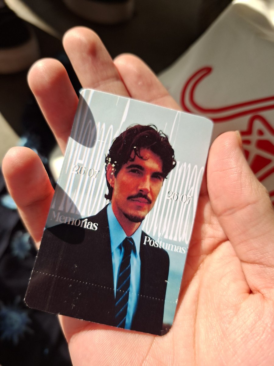 ThurButera's tweet photo. Ganhei um photocard de uma diva que ta distribuindo aqui na fila https://t.co/cI9jqoCaXo