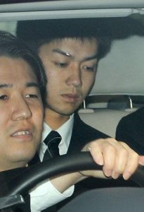 japan_miyu_'s tweet photo. 【飲酒運転の街、福岡】

25日午後から26日午前にかけての短時間取り締まりで
酒酔い運転ので2人、酒気帯び運転で7人が検挙

福岡県内の飲酒運転の検挙数は、今年6月までで1336件
飲酒運転による交通事故は40件

【福岡海の中道大橋飲酒運転事故】

事故発生日：2006年8月26日
加害者：今林大
職業：当時福岡市職員
懲役：20年

【事故概要】

2006年8月25日

福岡市東区の海の中道大橋で飲酒運転をしていた
今林大(当時22)の乗用車に追突され博多湾に転落

被害者の車に同乗していた3児が死亡

今林は、自宅で夕食時に飲酒の上、更に友人らと
居酒屋・スナックで相当量を飲酒

その後、福岡市の中心部へナンパに行くため
友人1名を同乗させて自車を運転

22時48分ごろに「海の中道大橋」
（制限速度：50km/h）上を約100km/hで走行

前方を走行中の一家5人が乗車する普通乗用自動車に
追突し一家5人を死傷させた

追突された車は、車道左の段差を乗り越え、歩道を
横切り、橋から約15m下の博多湾に転落

被害者夫婦の、
長男(当時4歳)、次男(当時3歳)、長女(当時1歳)

計3人が溺れて死亡
両親も全治 約3週間の大けが

今林は
「飲酒運転で事故を起こしたことが発覚すれば失職する」と考えて現場から逃亡

しかし車が300m先で走行不能となる

そこで、今林は事故を警察署に報告することなく
"友人"に電話をかける

飲酒運転の発覚を免れるために
「自分の身代わりになってほしい」と依頼

▷余裕で断られる

そこで「水を持ってきてほしい」と頼む

友人が2Lのペットボトル入りの水を持ってくると
うち1L弱を飲んで飲酒運転の隠蔽を計る

友人から勧められて事故現場に戻り事故発生から
約50分後に飲酒検知に応じ、翌26日朝に逮捕

事故後に今林に大量の水を飲ませ飲酒運転を隠蔽した、
22歳の大学生(当時)が証拠隠滅容疑で逮捕されたが不起訴

【裁判】

「福岡地裁」

検察側
懲役25年を求刑

弁護側
懲役25年の求刑は市民の処罰感情を煽る異常な求刑
結局は事故現場に戻ってるから減刑されるべき

判決
危険運転致死罪の成立を認めずに懲役7年6か月

▷検察・今林、双方量刑不服で控訴

「福岡高裁」

検察側
事故原因は飲酒による極度の酩酊と指摘

弁護側
被害者の居眠り運転も原因
被害者が急に急ブレーキをかけた
等と事実を全て捏造

判決
危険運転致死罪の成立を認め懲役20年

▷今林、量刑不服で控訴

「最高裁」

2011年10月31日付で上告を棄却
▷懲役20年確定

5人中4人の裁判官が危険運転致死傷罪が成立すると
判断したが、田原睦夫(弁護士出身)だけは

「危険運転致死傷罪は成立しない」と逆張り

田原睦夫は2016年に既に死んでるが、
日本を犯罪大国に導いたカスみたいな人間の一人だ

備考：
逮捕時に今林は退職金が支払われる分限免職だった
余りにめちゃくちゃな事故に福岡市に大量の電凸抗議
▷退職金が支払われない懲戒免職へ変更