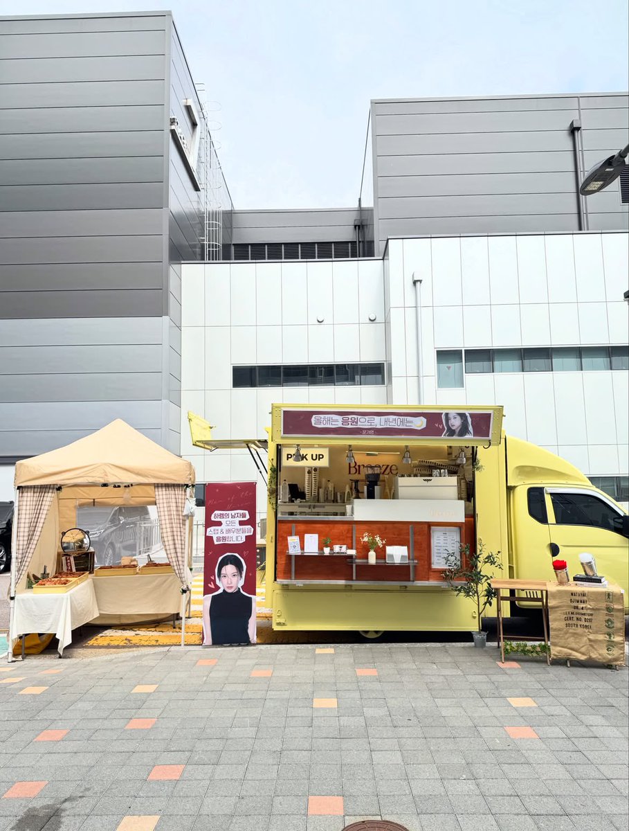 shuzkay's tweet photo. ❤️actress moon kayoung sent a coffee truck to support dir. lee eung-bok, staffs, and actors of <men of the harem> 

suzy and lee soohyuk were filming. suzy drank peach iced tea and lsh drank peppermint tea. 

#MenoftheHarem
#하림의남자들 https://t.co/1BetBUeM5l