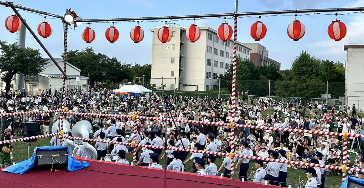 takeki328's tweet photo. 7/25(土)🎆🏮小平駐屯地 納涼祭🏮🎆
おかげ様で無事に終了いたしました‼️🙌

心配されていたのは何と言ってもお天気💦
直前まで雨雲が気になる状況でしたが、
なんとステージ開催中は一度も雨に降られず
最後まで進行することが出来ました😭✨

朔日の投稿の通りですが今年も
小平青年会議所・石津遥香さんと共に
総合司会を務めさせていただきました‼️😊🎤

３年連続の担当ということで⁉️
ステージ進行はもちろん
フリートークの部分も息を合わせながら
楽しくお届けすることが出来ました✨

色々な場面で突然お話を振っても
どんな時でも柔軟に受け止めてくださり、
見事な返しで進めてくれた、石津さん🙌

今年も￼一緒に出来て本当によかったです❗️😆

そして学生の皆さんによるダンスや音楽、
航空自衛隊航空中央音楽隊の皆様による
迫力ある素晴らしい演奏などを間近で見て
それぞれのパフォーマンスに高鳴る胸🔥

司会という立場ながら、いち観客として
自分自身も￼舞台袖と言う特等席から
納涼祭を全身で楽しませていただきました🙋‍♂️✨

野外売店や特設ブースも大変賑わっていたようで
今年も小平の夏らしい活気溢れる景色が
会場いっぱいに広がっておりました。

濃密なイベントだったので投稿は続きますが
まずはMCを務めさせていただきましたこと
改めて心より御礼申し上げます😌🙏感謝