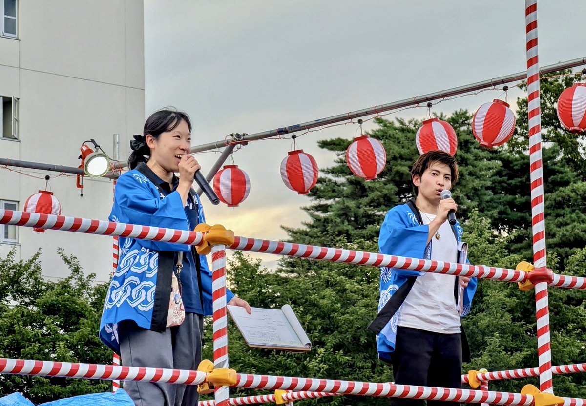takeki328's tweet photo. 7/25(土)🎆🏮小平駐屯地 納涼祭🏮🎆
おかげ様で無事に終了いたしました‼️🙌

心配されていたのは何と言ってもお天気💦
直前まで雨雲が気になる状況でしたが、
なんとステージ開催中は一度も雨に降られず
最後まで進行することが出来ました😭✨

朔日の投稿の通りですが今年も
小平青年会議所・石津遥香さんと共に
総合司会を務めさせていただきました‼️😊🎤

３年連続の担当ということで⁉️
ステージ進行はもちろん
フリートークの部分も息を合わせながら
楽しくお届けすることが出来ました✨

色々な場面で突然お話を振っても
どんな時でも柔軟に受け止めてくださり、
見事な返しで進めてくれた、石津さん🙌

今年も￼一緒に出来て本当によかったです❗️😆

そして学生の皆さんによるダンスや音楽、
航空自衛隊航空中央音楽隊の皆様による
迫力ある素晴らしい演奏などを間近で見て
それぞれのパフォーマンスに高鳴る胸🔥

司会という立場ながら、いち観客として
自分自身も￼舞台袖と言う特等席から
納涼祭を全身で楽しませていただきました🙋‍♂️✨

野外売店や特設ブースも大変賑わっていたようで
今年も小平の夏らしい活気溢れる景色が
会場いっぱいに広がっておりました。

濃密なイベントだったので投稿は続きますが
まずはMCを務めさせていただきましたこと
改めて心より御礼申し上げます😌🙏感謝