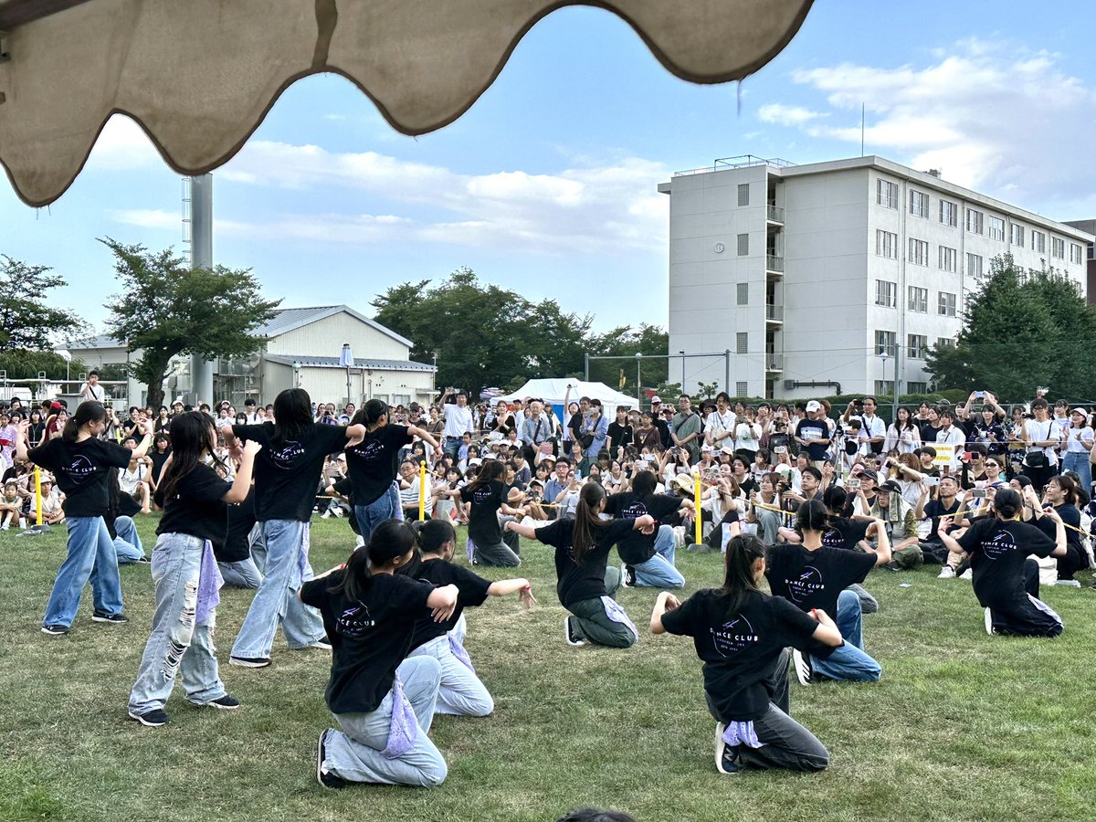 takeki328's tweet photo. 7/25(土)🎆🏮小平駐屯地 納涼祭🏮🎆
おかげ様で無事に終了いたしました‼️🙌

心配されていたのは何と言ってもお天気💦
直前まで雨雲が気になる状況でしたが、
なんとステージ開催中は一度も雨に降られず
最後まで進行することが出来ました😭✨

朔日の投稿の通りですが今年も
小平青年会議所・石津遥香さんと共に
総合司会を務めさせていただきました‼️😊🎤

３年連続の担当ということで⁉️
ステージ進行はもちろん
フリートークの部分も息を合わせながら
楽しくお届けすることが出来ました✨

色々な場面で突然お話を振っても
どんな時でも柔軟に受け止めてくださり、
見事な返しで進めてくれた、石津さん🙌

今年も￼一緒に出来て本当によかったです❗️😆

そして学生の皆さんによるダンスや音楽、
航空自衛隊航空中央音楽隊の皆様による
迫力ある素晴らしい演奏などを間近で見て
それぞれのパフォーマンスに高鳴る胸🔥

司会という立場ながら、いち観客として
自分自身も￼舞台袖と言う特等席から
納涼祭を全身で楽しませていただきました🙋‍♂️✨

野外売店や特設ブースも大変賑わっていたようで
今年も小平の夏らしい活気溢れる景色が
会場いっぱいに広がっておりました。

濃密なイベントだったので投稿は続きますが
まずはMCを務めさせていただきましたこと
改めて心より御礼申し上げます😌🙏感謝