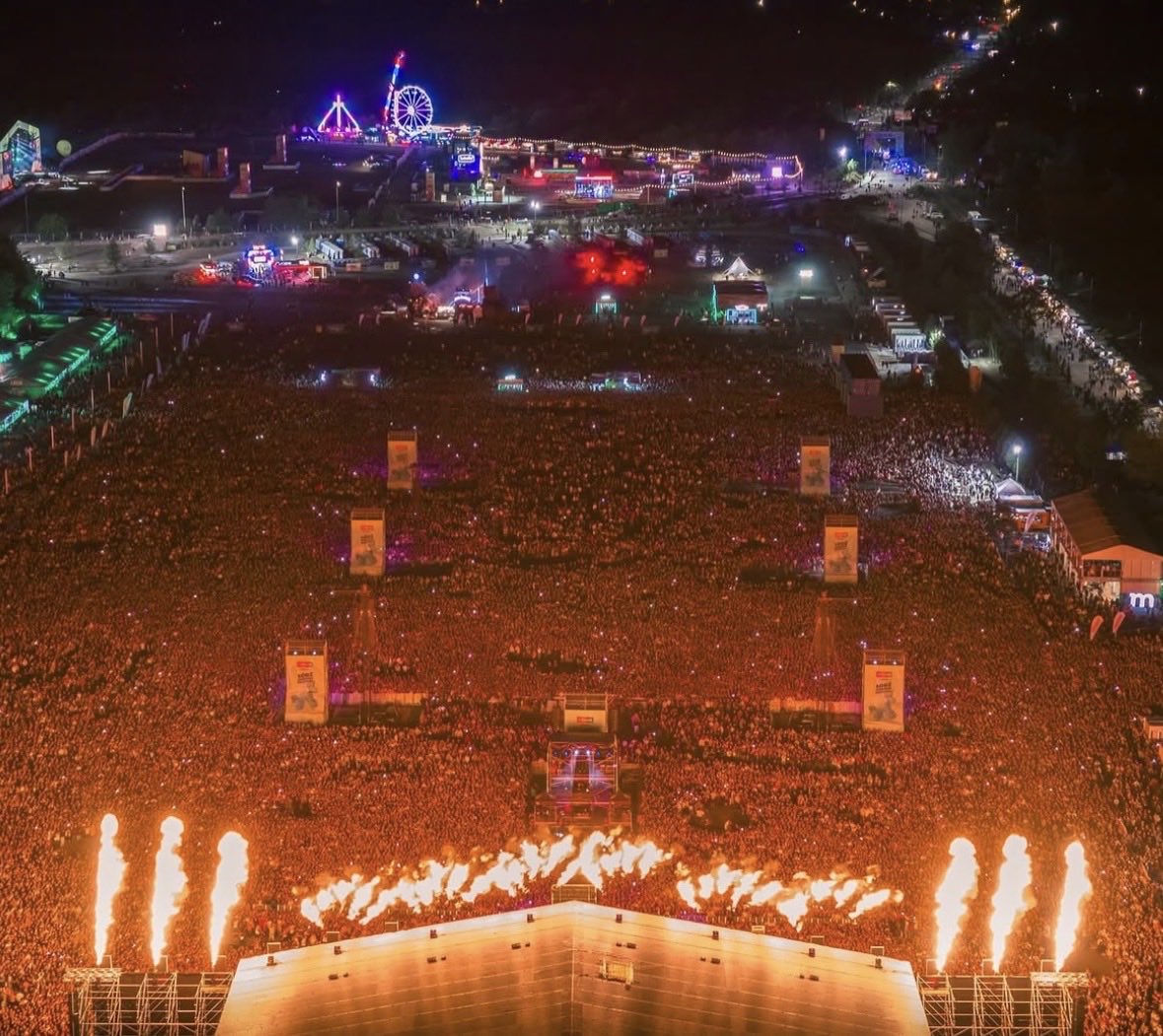 TurtleHype4's tweet photo. Popierdolona aura zespołu Bedoes 2115 (pełną ksywa) - czytam, że 220k podobno i oczywiście największy koncert Borka ever. https://t.co/JcLE0xc0FC