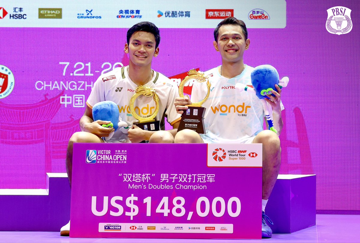 INABadminton's tweet photo. Podium ganda putra China Open 2026.

🥇: Fajar Alfian/Muhammad Shohibul Fikri 🇮🇩
🥈: Kim Won Ho/Seo Seung Jae 🇰🇷

Selamat untuk kedua pasangan. Terima kasih sudah menyuguhkan pertandingan yang berkelas 🫶🏻

#BadmintonIndonesia #ChinaOpen2026 https://t.co/06kAxMlqXK