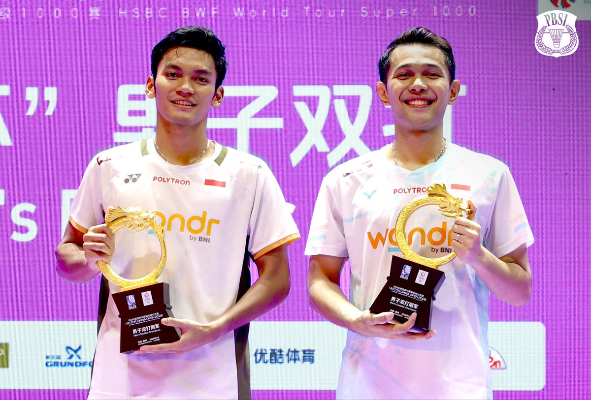 INABadminton's tweet photo. Podium ganda putra China Open 2026.

🥇: Fajar Alfian/Muhammad Shohibul Fikri 🇮🇩
🥈: Kim Won Ho/Seo Seung Jae 🇰🇷

Selamat untuk kedua pasangan. Terima kasih sudah menyuguhkan pertandingan yang berkelas 🫶🏻

#BadmintonIndonesia #ChinaOpen2026 https://t.co/06kAxMlqXK