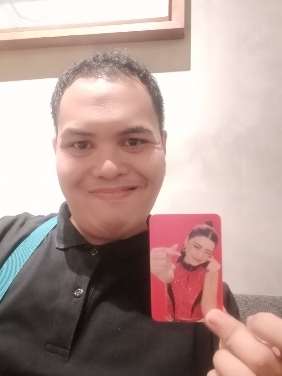 johannkind's tweet photo. FINALLY GOT MY JOLLIBINI V2 MEAL A TODAY AND GUESS WHAT... I GOT MY ULTIMATE FAVE BINI MEMBER, A VOLLEYBALL IT GIRL, A DAZZLING GEM IN P-POP, MIKHAELA JANNA LIM A.K.A @bini_mikha
JOLLIBINI BRINGS CHARM
#CharmedByJolliBINI
#JolliBINI https://t.co/stKskVYAeS