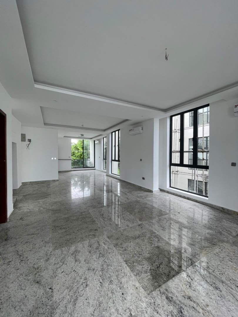 GMAIDSUSTAeb's tweet photo. 1 Luxury fully detached house,  Banana Island.

Features include:
6 Bedrooms (all ensuite)
Fully fitted Kitchen
Large living Room
Study
2 BQs
Elevator
Smart Automation
Indoor Swimming Pool
Internet Broadband System
Water System
Inverter Ready
Car Park
Price: N4.3billons https://t.co/P0nMKlJU69